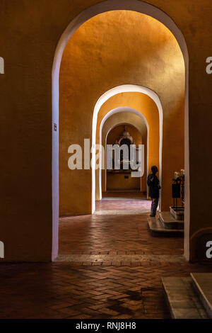 Arco dentro del Convento de Santo Domingo, Cartagena de Indias, Colombia.