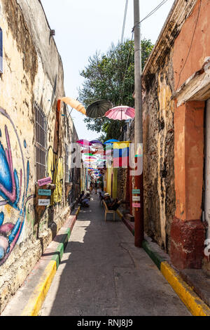 Callejón angosto, Barrio Getsemaní, Cartagena de Indias, Colombia. Foto de stock