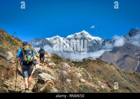 Los excursionistas en el Himalaya en Nepal Foto de stock