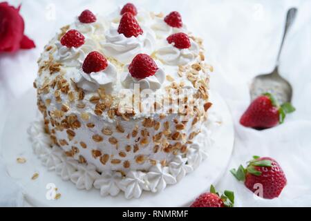 La torta de la selva blanca casera con fresas y granola topping, enfoque  selectivo Fotografía de stock - Alamy