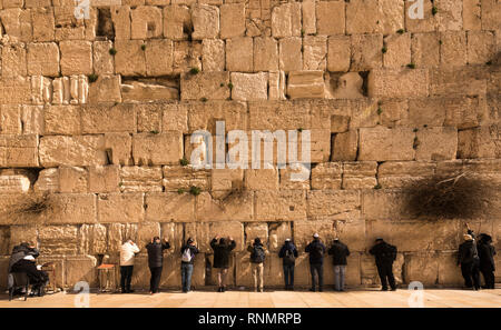 Peregrinos que visitan el Muro de las Lamentaciones en Jerusalén, Israel, Oriente Medio