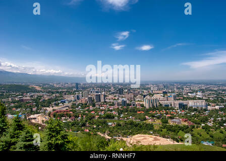 Con vistas a la ciudad de Almaty en Kazajstán desde las montañas que la rodean. Foto de stock