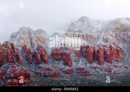 Rocas rojas con nieve después de una tormenta de invierno en Sedona, Arizona, Estados Unidos