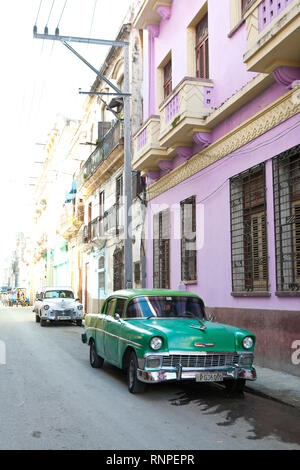 Clásico americano coche aparcado en la vieja ciudad de La Habana, Cuba
