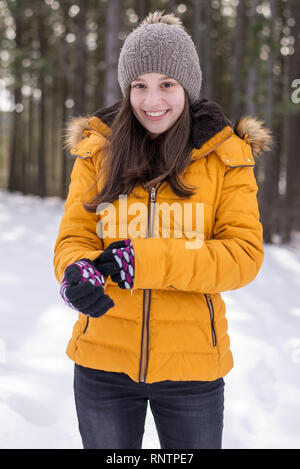 Hermosa niña en chaqueta amarilla de stock - Alamy