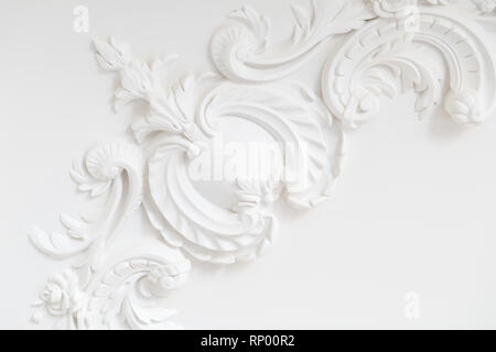Hermosas molduras decorativas blancas ornamentadas en Foto de stock  1850746015