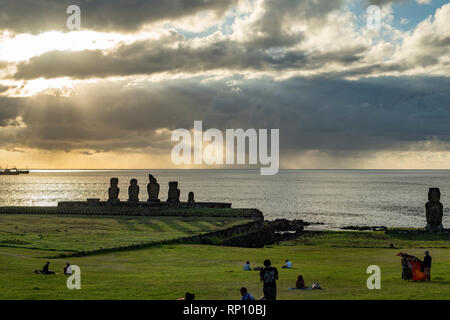 Anochecer sobre Ahu Vai Uri, Tawai, Isla de Pascua, Chile Foto de stock