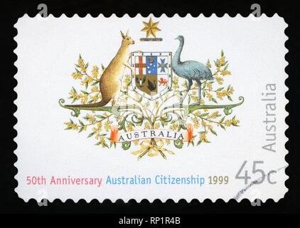 AUSTRALIA - circa 1999: Sello impreso en Australia, dedicada al 50º aniversario de la Ley de Nacionalidad y Ciudadanía, muestra el estado Embl Foto de stock
