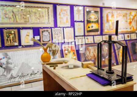 Enero 27, 2019 - Egipto, Sharm El-Sheikh. Papiro muestra de pintura en la tienda con dispositivo de papiro.