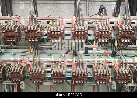 Closeup antiguo caso de distribución en planta. Armario eléctrico en el  sistema de construcción. Panel eléctrico viejo. Cuadro eléctrico.  Alimentación obsoletos Fotografía de stock - Alamy