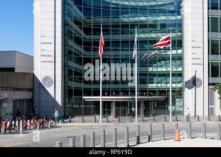 Washington DC, Estados Unidos - 12 de octubre de 2018: US United States Securities and Exchange Commission SEC arquitectura por la calle vacía con el edificio moderno. Foto de stock