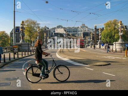 Amsterdam, Países Bajos. 10 Oct, 2005. Los ciclistas cruzan el Blauwbrug histórico puente sobre el río Amstel en Amsterdam, Países Bajos. conecta la zona con la Rembrandtplein, Waterlooplein, y está al sur de la Stopera Crédito: Arnold Drapkin/Zuma alambre/Alamy Live News Foto de stock