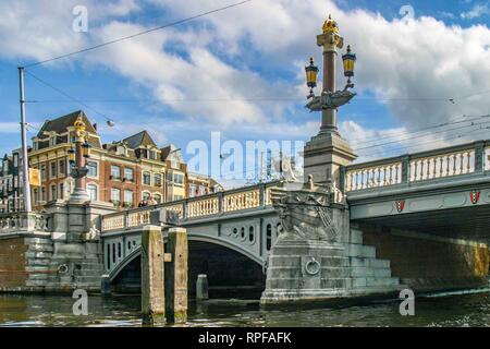 Amsterdam, Países Bajos. 9 Oct, 2005. El Blauwbrug histórico puente sobre el río Amstel en Amsterdam (Países Bajos), conecta la zona con la Rembrandtplein, Waterlooplein, y está al sur de la Stopera Crédito: Arnold Drapkin/Zuma alambre/Alamy Live News Foto de stock