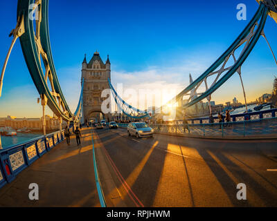 Vista panorámica de la hermosa puesta de sol sobre el Tower Bridge en Londres, Inglaterra, Reino Unido.