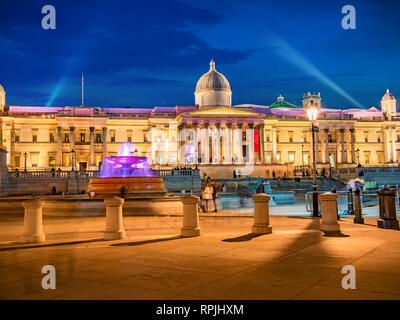 Londres, Inglaterra, Reino Unido - 14 de febrero de 2019: Galería Nacional arquitectura hito en Trafalgar Square iluminadas en la noche las luces