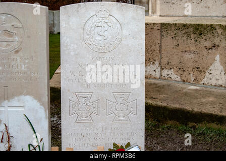 Brandhoek cementerio militar en Bélgica. El capitán Noel Chavesse está enterrado aquí, uno de sólo tres personas que se adjudicó la victoria Cruz y Bar. Foto de stock