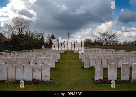 Brandhoek cementerio militar en Bélgica. El capitán Noel Chavesse está enterrado aquí, uno de sólo tres personas que se adjudicó la victoria Cruz y Bar. Foto de stock
