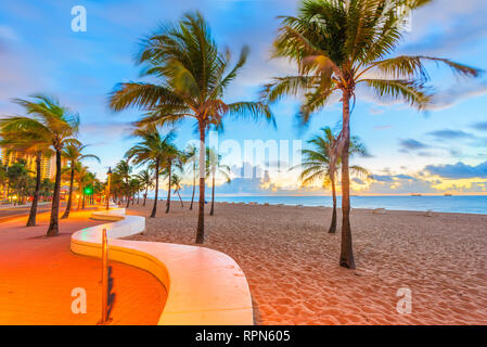 Fort Lauderdale, Florida, EE.UU. y la torre de guardia de la vida en la playa al amanecer. Foto de stock