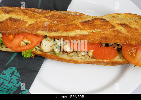 Sándwich de pollo fresco. Baguette francesa. Comida y bebida. Editorial ilustrativos. Francia