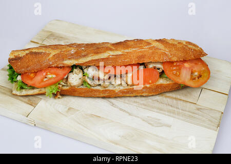 Sándwich de pollo fresco. Baguette francesa. Comida y bebida. Editorial ilustrativos. Francia