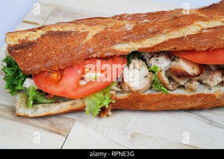Sándwich de pollo fresco. Baguette francesa. Comida y bebida. Editorial ilustrativos. Francia