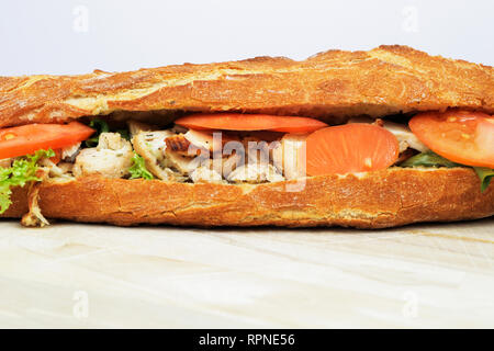 Sándwich de pollo fresco. Baguette francesa. Comida y bebida. Editorial ilustrativos. Francia