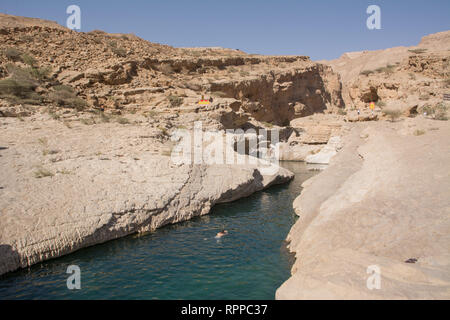 Wadi Bani khalid, Omán - 5 de noviembre de 2018: División en la roca con agua a Wadi Bani khalid (Omán) y turístico de baño Foto de stock