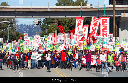 Oakland, California, EE.UU. 22 de febrero de 2019. Los participantes no identificado en Oakland huelga de profesores día 2 rally en DeFremery Park, luego marchan en el centro. Lucha de clases más pequeñas y mayores salarios. Crédito: Sheila Fitzgerald/Alamy Live News Foto de stock