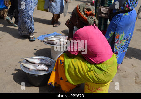 Concurrido mercado de pescado en Mbour, Senegal, un hub regional de comercio