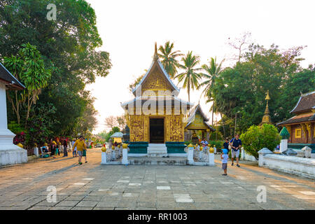 Vista cercana de la hermosa Wat Xieng Thong (Templo) de Oro de la ciudad al atardecer en Luang Prabang, Laos. Wat Xieng Thong es uno de los más importantes de la