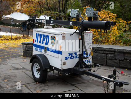 La Ciudad de Nueva York, Estados Unidos - 17 Noviembre 2018: Un proyector portátil con su propio generador utilizado por la policía de Nueva York en Central Park. Foto de stock