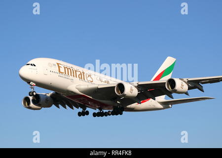 Emirates Airbus A380 A6-een el aterrizaje en el aeropuerto de Heathrow, Reino Unido Foto de stock