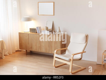 Interior minimalista moderno con una cómoda butaca trenzada. Estilo escandinavo. Foto de stock