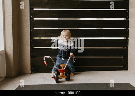 Poco chico lindo bebé niño 2-3 años , 3D IMAX cinema gafas sosteniendo la  cuchara para palomitas, comer comida rápida sobre fondo de madera. La vida  infantil para niños Fotografía de stock - Alamy