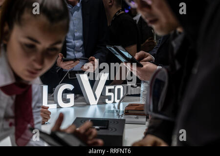 Los nuevos smartphones de la serie LG V50 se ven durante el MWC 2019. El MWC2019 Mobile World Congress abre sus puertas para mostrar las últimas noticias de los fabricantes de teléfonos inteligentes. La presencia de dispositivos preparados para gestionar las comunicaciones de 5G ha sido el distintivo de esta edición. Foto de stock