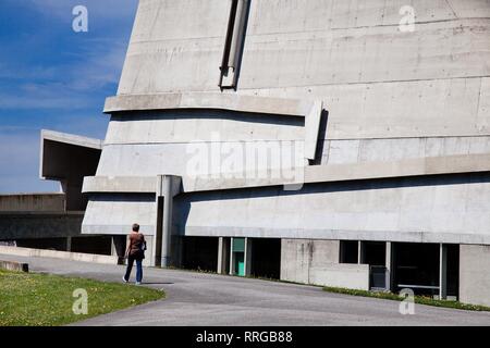 Eglise Saint-Pierre, el sitio Le Corbusier, Firminy, departamento de Loira, Auvergne-Rhone-Alpes, Francia, Europa Foto de stock