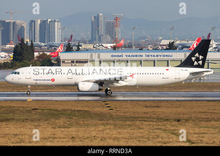 Estambul/Turquía, 12 de febrero de 2019: Airbus A321 de Tk en nuevo aeropuerto de Estambul/LFTM (ISL) que pronto se abrirán y sustituye al aeropuerto de Atatürk (IST/LBT Foto de stock