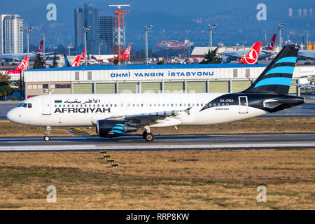 Estambul/Turquía, 12 de febrero de 2019: Afriqiah Airbus A320 en el nuevo aeropuerto de Estambul/LFTM (ISL) Foto de stock