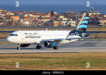 Estambul/Turquía, 12 de febrero de 2019: Afriqiah Airbus A320 en el nuevo aeropuerto de Estambul/LFTM (ISL) Foto de stock