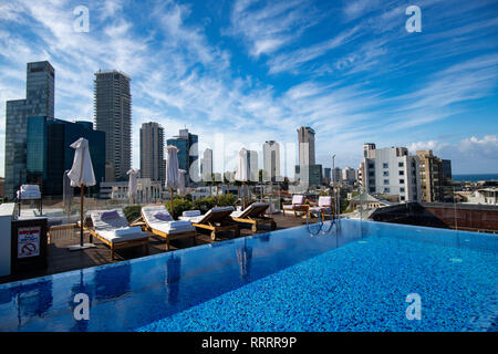 Tel Aviv el horizonte desde la piscina de la azotea de la Norman, hotel boutique, Israel Foto de stock