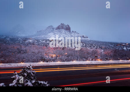 Rocas rojas cubiertas con nieve de invierno a lo largo de la Highway 89A en Sedona, Arizona, Estados Unidos