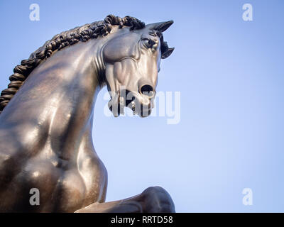 Milán, Italia - 15 de febrero de 2019: Jefe de Leonardo's Horse (aka Gran Cavallo) la estatua ecuestre más grande en el mundo de Leonardo da Vinci y Nina un Foto de stock