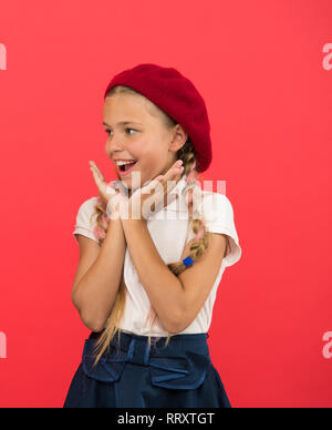 Sentirse Extraordinario. Boina Francesa De Niño Parisino. Como Llevar Un  Vestido A Cuadros. Chica De Pelo Largo Y Rizado. Visita A La Peluquería.  Moda. Chica Adolescente Feliz En Uniforme. De Vuelta A