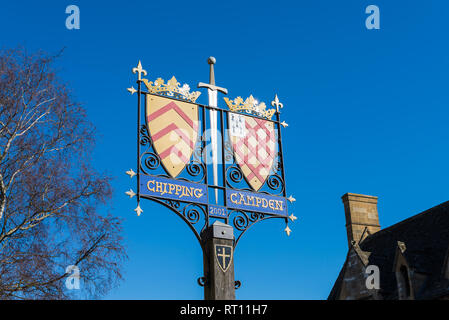Signo decorativo en la bonita ciudad de Cotswold de Chipping Campden con blasones y escudos contra el cielo azul Foto de stock