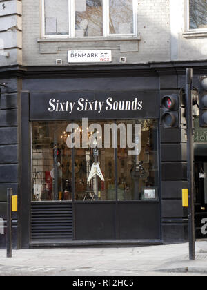 Sixty Sixty suena la guitarra y el amplificador Tienda en Denmark Street, Londres. Foto de stock