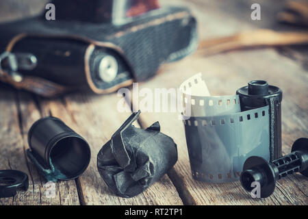 Foto antigua rollos de película y casete, vintage cámara en segundo plano. Tonos retro.