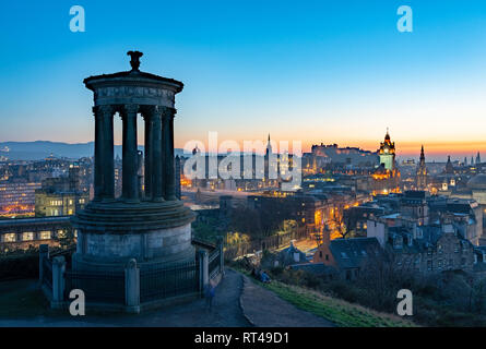 Edimburgo, Escocia, Reino Unido. 26 de febrero, 2019. Vista del atardecer más famoso skyline de Edimburgo desde Calton Hill en Edimburgo, Escocia, Reino Unido
