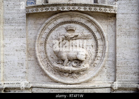 Dragon escultura o bajorrelieve en la fachada de la Iglesia de San Luis de los franceses (1589) o San Luigi dei Francesi, Roma, Italia