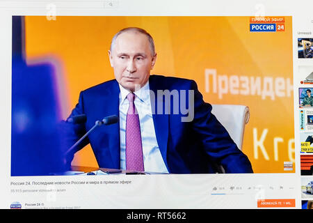 París, Francia - 14 Dec, 2017: Viendo Youtube live channel de Rossiya RTR con pose relajada del presidente ruso Vladimir Putin como él da dar medios finales Q&A antes de la elección de marzo Foto de stock