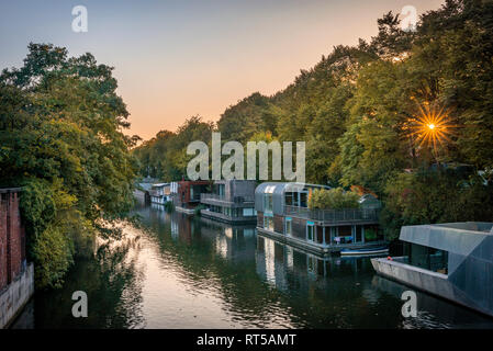 Alemania, Hamburgo, Hoseboats en Elba canal Foto de stock